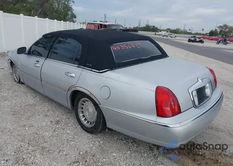 2002 Lincoln Town Car Executive z USA, uszkodzony, nr VIN 1LNHM81W32Y603789